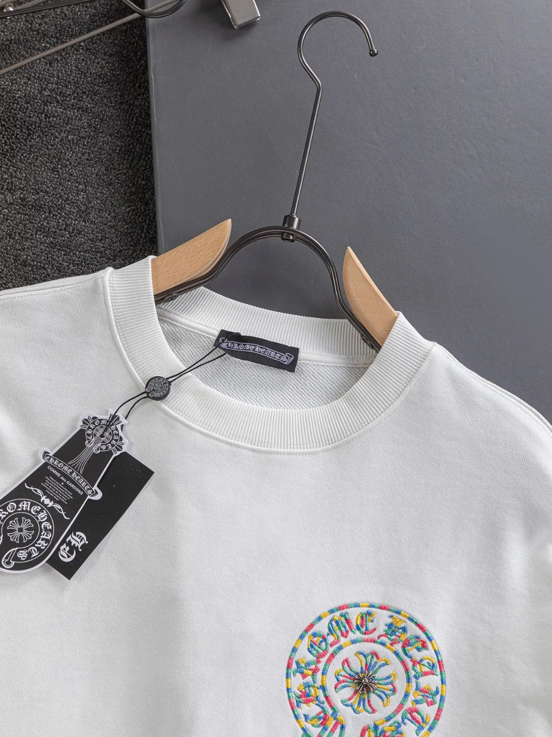 P240 Chrome Hearts CH Cross 25SS Autumn and Winter Sweatshirt Early Autumn Classic Colorful Horseshoe Patch Embroidery on the Chest Colorful Cross ✝️🪡Embroidered Logo on the Back Round Neck Pullover Sweatshirt, a popular style, a style that both men and women like, same style for men and women, 100% chance of turning heads when you wear it when you go out! It’s all about being handsome. The designer’s classic sense is precisely grasped. The whole piece of clothing is heavy. Industrial washing process. Ready-made garments are dyed + sprayed for a horse effect. The double-wash process is very recognizable. It uses heavy washing to make it distressed. The edges of the patch are slightly rolled and naturally distressed. It has a three-dimensional sense of layering and a little damage. It is very visually lethal. It adheres to Kroxin's consistent rough style. The chest and back are large, and the horseshoe flower printed patch pattern is embroidered and decorated. It is also decorated with silver metal engraved distressed buttons. The classic elements full of brand recognition instantly enhance the overall sense of grade and specification. Its texture is quite high-end! The overall feeling is high-end, simple and elegant, with silver hardware accessories, a full set of customized accessories, and the pattern of the entire dress is all decorated with patchwork three-dimensional embroidery technology, which is the finishing touch of the entire dress. The design on the back is even more eye-catching! ! This full back is so cool, it’s full of design, and the overall upper body style highlights fashion and individuality. Wearing it together as a couple is even more popular on the street. I recommend the early autumn sweatshirt! ! The fabric is a unique 440g 100% cotton, which is skin-friendly, breathable, warm to the touch, firm in texture, and smooth in lines. It can be called a back killer, which has very strict requirements on craftsmanship and cost. The smooth neckline, flat cuffs and hems are large and tightly stitched, tight and orderly, and the details are perfect. The consistent OS version can be worn alone or layered. It is very casual, but very iconic! It is simply the flagship of high-end trendy brands and must be included in your wardrobe. It has the American fashion spirit of freedom and individuality, and is highly recognizable and stylized! Color: Black White Size: S-XL Size chart: S: Shoulder width 51-Bust 56-Length 69 M: Shoulder width 52.5-Bust 58-Length 71 L: Shoulder width 54-Bust 60-Length 73 XL: Shoulder width 55.5-Bust 62-Length 75